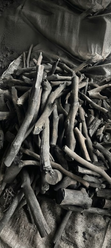 Finger-cut Ayin hardwood charcoal, shisha length