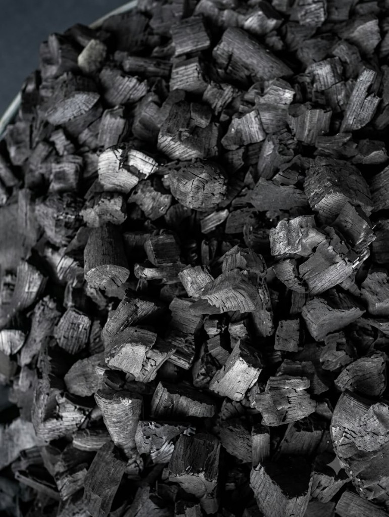 Natural hardwood BBQ lump charcoal, Ayin and Acacia mix